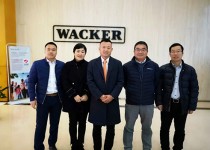 董事長尹國平、董事總經理張振豐、副總尹嵐等領導出席瓦克年度總結會議